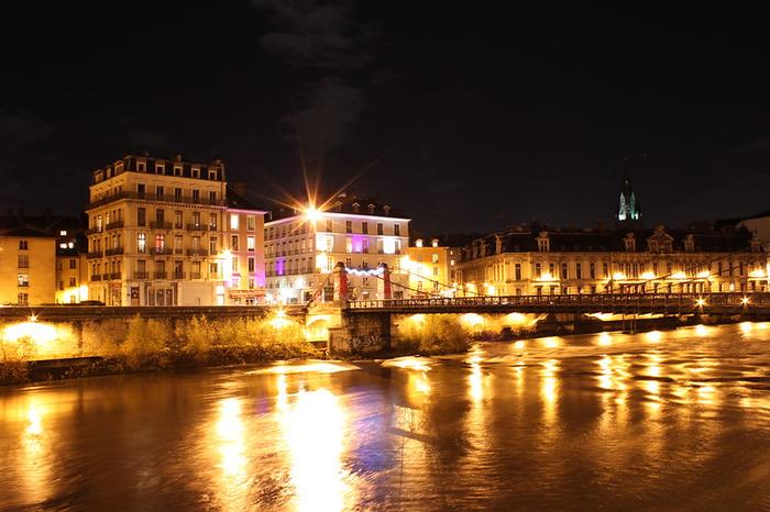 Grenoble/immobilier/CENTURY 21 Immobilier du palais/grenoble la nuit by night